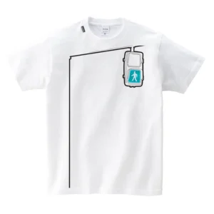 白のTシャツにデザインされた横断歩道の信号機のイラスト。信号機には青信号が表示され、歩行者のシンボルが描かれている。シンプルでユニークなデザイン。