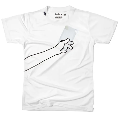 白いTシャツにプリントされた手のイラストとスマートフォン