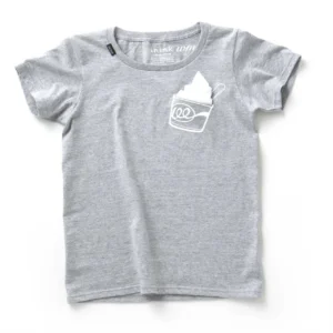 ライトグレーのTシャツ、胸ポケットに白いソフトクリームのイラストがプリントされたデザイン。