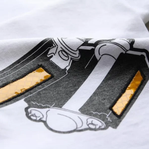 Tシャツに描かれた自転車のペダル、リフレクター部分が反射素材でできている