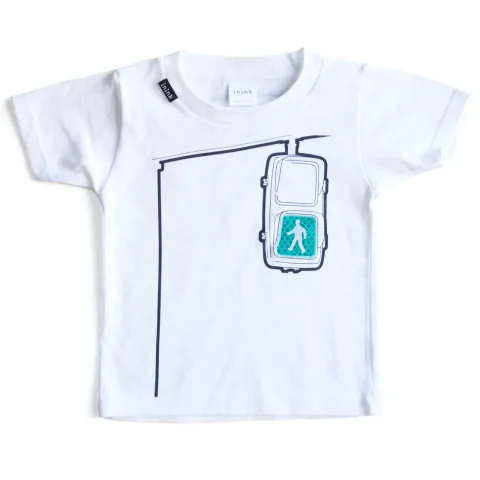 白い背景に置かれた、歩行者信号のデザインがされた白いTシャツ。
