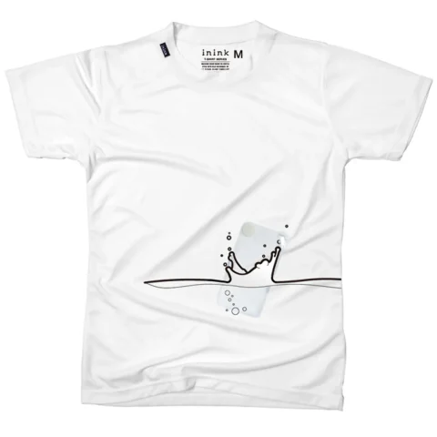 白いTシャツに、水しぶきのイラストと透明ポケットがついてるTシャツ
