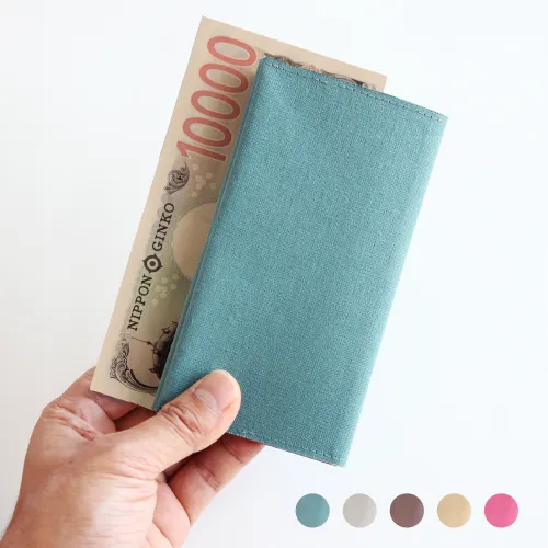 手に持たれた青いウォレットから見える1万円札。下部には異なる色のウォレットのサンプルが表示されています。